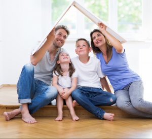 Immobilienverkauf, glückliche Familie