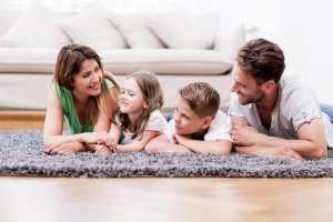 Immobilien Betreuung Glückliche Familie